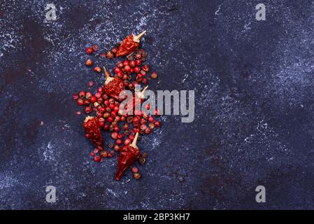 Rote, scharf getrocknete Chilischote auf blauem Hintergrund Stockfoto