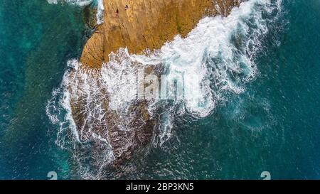 Luft, Landschaft der Wellen des Pazifischen Atlantischen Ozeans, die von felsigen Küsten gewaschen werden. Portugal. Stockfoto