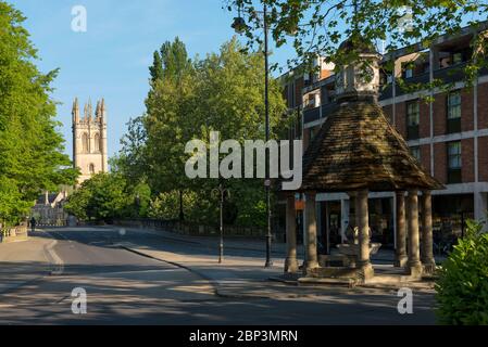 Magdalen College Tower und Brücke von der Ebene, mit dem viktorianischen Brunnen Stockfoto