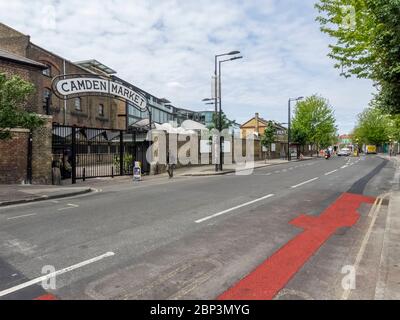 London. GROSSBRITANNIEN. Mai, Sonntag, 17. Um 12 Uhr mittags. Weitwinkel des geschlossenen Camden Market während der Lockdown Stockfoto