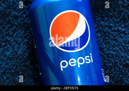 New York, USA - 15. Mai 2020: Can of Pepsi Nahaufnahme von oben. Markenlogo, illustrative Redaktion Stockfoto