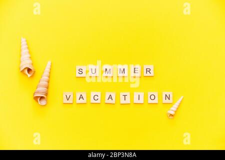 Sommerferien Hintergrund, Sommerferien Stationen und Muscheln auf gelbem Hintergrund. Konzept eines Sommerurlaubs. Stockfoto
