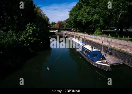 Ein schmales Boot auf dem Fluss Nene in Becket's Park, Northampton Stockfoto