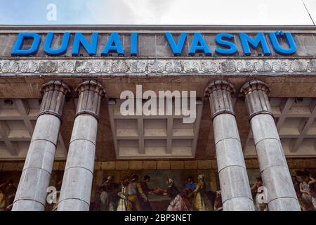 Dunaujvaros, Ungarn - 05 08 2020: Eingang des 'dunai Vasmu' Fabrikkomplexes in Dunaujvaros, einem wichtigen Unternehmen im ungarischen Stahleindust Stockfoto