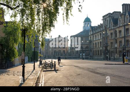 Broad Street Oxford ("The Broad"), früh morgens, verkehrsfrei, mit Trinity College, Clarendon Building, Sheldonian Theatre, Exeter College Stockfoto