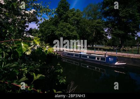 Ein schmales Boot auf dem Fluss Nene in Becket's Park, Northampton Stockfoto