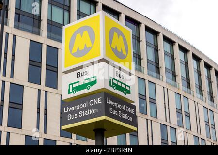 Liverpool ein Bus- und Busbahnhofschild, Canning Place, Liverpool Stadtzentrum. Stockfoto