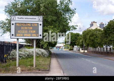 Schild für die Zugriffsinformationen des Recycling Center. Kontrollierter Zugriff aufgrund von Covid-19-Sperrbeschränkungen. Schild Dock Road, Birkenhead Stockfoto