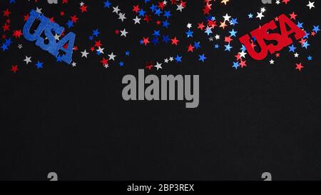 Rahmenrand blau rot weiß Konfetti und USA Dekorationen auf dunklem Hintergrund. Happy Independence DAY USA, 4. Juli Feier Konzept. Stockfoto