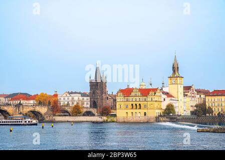 Prag, Tschechische Republik - 25. Oktober 2019: Panorama der Altstadt von Prag auf der Altstädter Brücke und dem Brückenturm schöne Aussicht auf die Brücke Ove Stockfoto