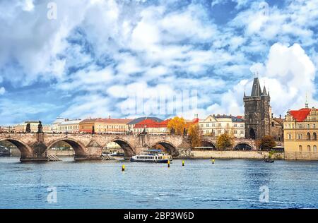 Prag, Tschechische Republik - 25. Oktober 2019: Panorama der Altstadt von Prag auf der Altstädter Brücke und dem Brückenturm schöne Aussicht auf die Brücke Ove Stockfoto
