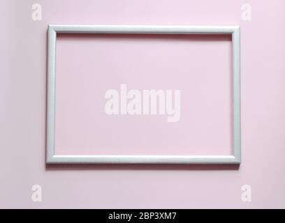 Foto silbernen Rahmen mit Platz für Text auf rosa Hintergrund. Stockfoto