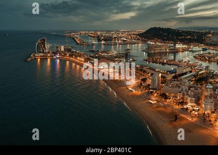 Küste Luftbild von Barcelona bei Nacht in Spanien. Stockfoto
