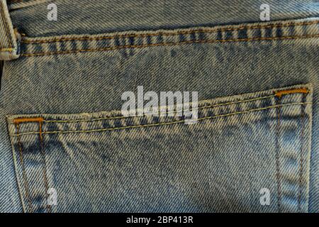 Blaue Jeans hinten große Tasche close-up. Makrofoto mit Denim-Textur. Hintergrund mit Kopierbereich. Stockfoto