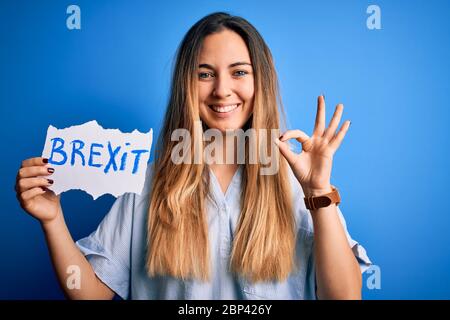 Junge schöne blonde Frau mit blauen Augen halten Banner mit brexit-Nachricht tun ok Zeichen mit Fingern, ausgezeichnetes Symbol Stockfoto