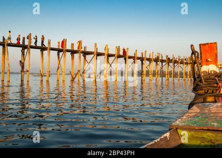 U Bein Bridge, 6. November 2013; Menschen, die in der Nähe von Amarapura in Myanmar auf der Brücke über den Taungthaman See spazieren und angeln. Stockfoto