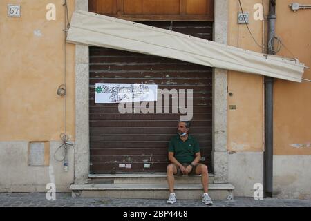 Roma, Italia, 17 maggio 2020: Ristorante chiuso a Roma, nell'ultimo giorno di lockdown dopo quasi 3 mesi di quarantena per causa della Pandemia Covid-19. Stockfoto