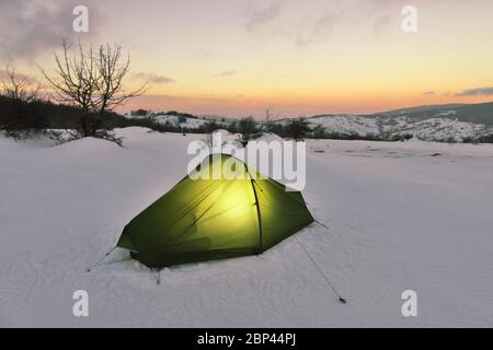 Sizilien Abenteuer im Winter Zelt auf Schnee der Nebrodi Berge am Abend Stockfoto