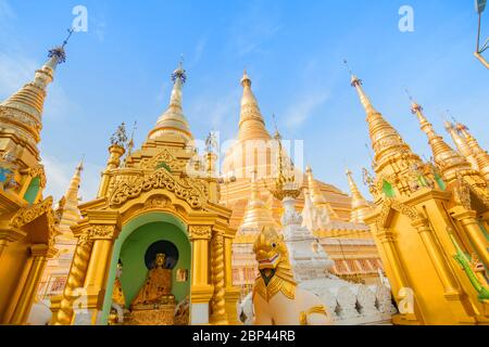 Die Shwedagon Pagode in der Stadt Yangon in Myanmar (Burma) mit hoch aufragenden vergoldeten Türmen und Türmen. Stockfoto