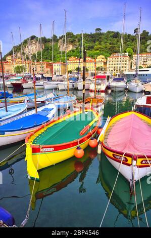 Nizza, Frankreich - 11. Juni 2019 - Fischerboote dockten im Hafen an der französischen Riviera am Mittelmeer in Nizza, Frankreich. Stockfoto