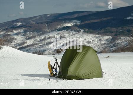 Sizilien Abenteuer im Winter Zelt mit Schneeschuhen auf Schnee in Nebrodi Mountains Naturdenkmal Stockfoto