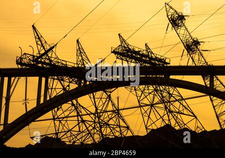 Silhouette der Mike OCallaghan-Pat Tillman Memorial Bridge und elektrische Leitungen in der Nähe des Hoover Dam. Stockfoto