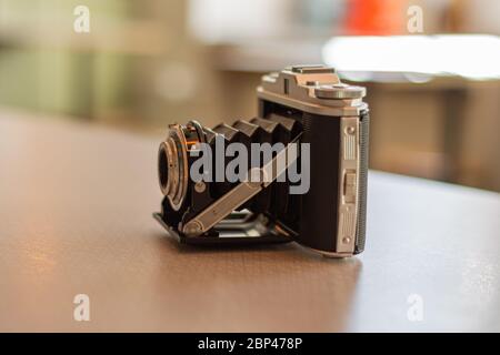 Analoge Filmkamera für Vintage-Schwarz-Weiß-Filme, 2019 Stockfoto