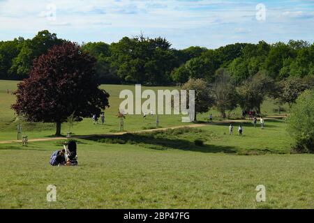 Dagnam Park, Havering, Großbritannien - 07. April 2020: Die Menschen genießen das warme Wetter im Dagnam Park, Havering während der Beobachtung der sozialen Distanz auf der ersten weked nach der Lockerung der England-weiten Covid 19 Lockdown Restriktionen.die Regierung hat die Öffentlichkeit empfohlen, zu Hause in ganz Großbritannien wegen der Covid-19 Pandemie, sondern für wesentliche Reisen für Grundlagen und Bewegung bleiben. Fotos: David Mbiyu/ Alamy Live News Stockfoto