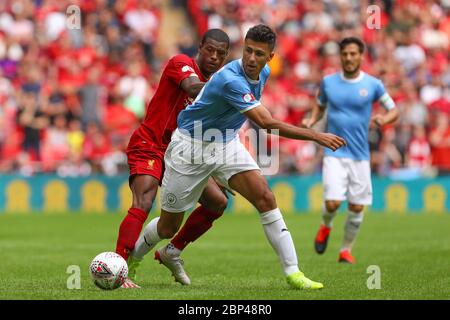 London, Großbritannien. August 2019. Rodri von Manchester City und Georginio Wijnaldum von Liverpool in Aktion während des FA Community Shield Spiels zwischen Liverpool und Manchester City im Wembley Stadium. Kredit: Richard Calver/SOPA Images/ZUMA Wire/Alamy Live News Stockfoto