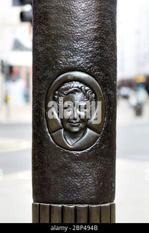 Seite des Agatha Christie Memorial von Ben Twiston-Davies in Covent Garden, London, Großbritannien Stockfoto