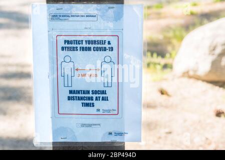 5. Mai 2020 - Naramata, BC, Kanada: schild auf dem Kettle Valley Rail Trail während der Coronavirus-Pandemie, die soziale Distanzierung anweist Stockfoto