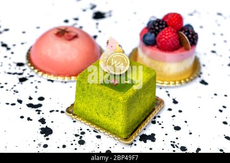 Matcha Tiramisu, Sakura Mousse und Himbeer Mousse mit Anglaise aus der japanischen Patisserie WA Cafe, Covent Garden, London, Großbritannien Stockfoto