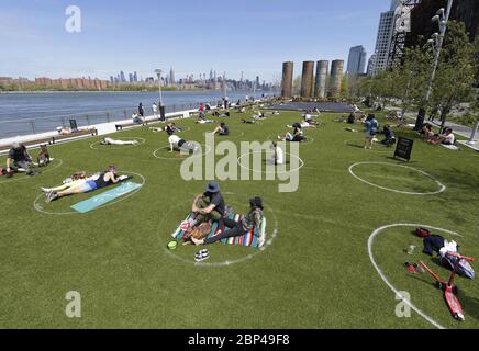 Brooklyn, Usa. Mai 2020. Offiziell bezeichnete soziale Distanzierungskreise werden gegründet, um die Ausbreitung des Coronavirus im Domino Park in New York City am Sonntag, den 17. Mai 2020, zu verhindern. Weltweit sterben fast 150,000 Menschen pro Tag an COVID-19. Foto von John Angelillo/UPI Quelle: UPI/Alamy Live News Stockfoto