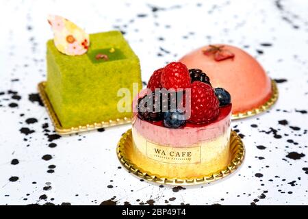 Matcha Tiramisu, Sakura Mousse und Himbeer Mousse mit Anglaise aus der japanischen Patisserie WA Cafe, Covent Garden, London, Großbritannien Stockfoto