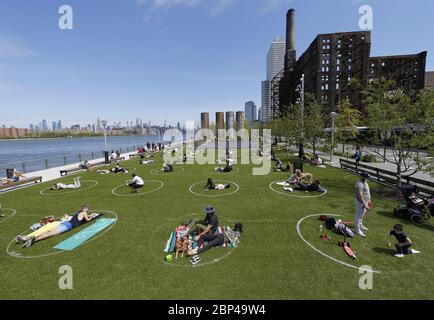 Brooklyn, Usa. Mai 2020. Offiziell bezeichnete soziale Distanzierungskreise werden gegründet, um die Ausbreitung des Coronavirus im Domino Park in New York City am Sonntag, den 17. Mai 2020, zu verhindern. Weltweit sterben fast 150,000 Menschen pro Tag an COVID-19. Foto von John Angelillo/UPI Quelle: UPI/Alamy Live News Stockfoto