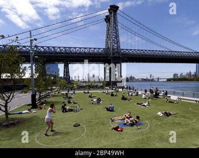 Brooklyn, Usa. Mai 2020. Offiziell bezeichnete soziale Distanzierungskreise werden gegründet, um die Ausbreitung des Coronavirus im Domino Park in New York City am Sonntag, den 17. Mai 2020, zu verhindern. Weltweit sterben fast 150,000 Menschen pro Tag an COVID-19. Foto von John Angelillo/UPI Quelle: UPI/Alamy Live News Stockfoto