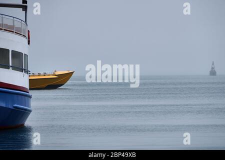 2 Ausflugsboote dockten an und warteten auf das Ende der covid-19-Abschaltung Stockfoto