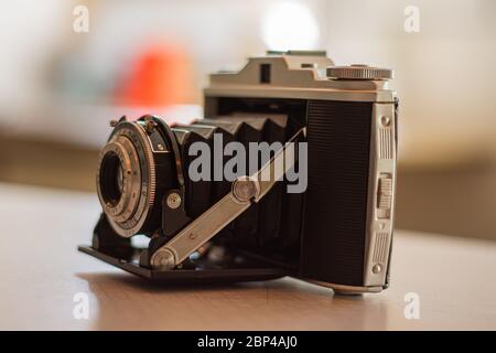 Analoge Filmkamera für Vintage-Schwarz-Weiß-Filme, 2019 Stockfoto