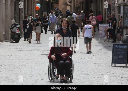 Roma, Italia, 17 maggio 2020: Persone che camminano a Roma, nell'ultimo giorno di lockdown dopo quasi 3 mesi di quarantena per causa della Pandemia Covid-19. Stockfoto