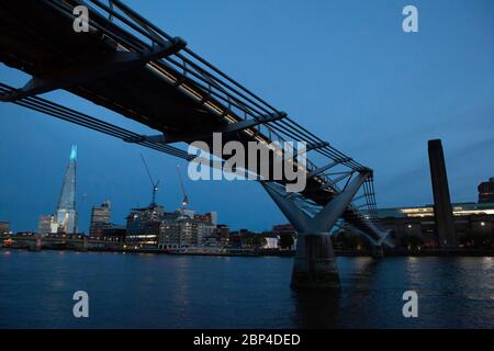 London, Großbritannien, 17. Mai 2020: Die Spitze des Shard ist blau beleuchtet und Tate Modern trägt Schilder mit der Aufschrift "Danke an die wichtigsten Arbeiter", um NHS-Mitarbeiter und andere Pflegekräfte und Schlüsselarbeiter an vorderster Front zu ehren. Anna Watson/Alamy Live News Stockfoto