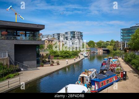 Der Regent's Canal am King's Cross, North London, in der Nähe des neu entwickelten Coal Drops Yard Stockfoto