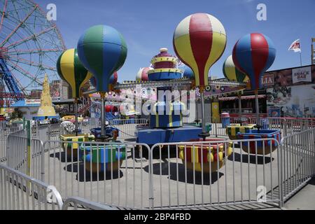 Brooklyn, Usa. Mai 2020. Fahrgeschäfte und Vergnügungsparks sind geschlossen und ein Datum, um die Strände zu öffnen, wurde noch nicht in Coney Island in New York City am Sonntag, 17. Mai 2020 festgelegt. Bürgermeister Bill de Blasio kündigte am Sonntag an, dass die Strände von New York City für den Memorial Day nicht geöffnet sein werden. Weltweit sterben fast 150,000 Menschen pro Tag an COVID-19. Foto von John Angelillo/UPI Quelle: UPI/Alamy Live News Stockfoto