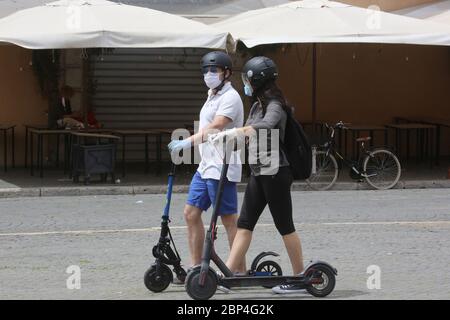 Roma, Italia, 17 maggio 2020: Cittadini in monopattino a Roma, nell'ultimo giorno di lockdown dopo quasi 3 mesi di quarantena per causa della pandemia Covid-19. Stockfoto