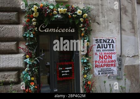 Roma, Italia, 17 maggio 2020: Manifesti di protesta dei negozianti a Roma, nell'ultimo giorno di lockdown dopo quasi 3 mesi di quarantena per causa della pandemia Covid-19. Stockfoto