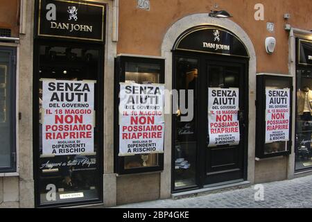 Roma, Italia, 17 maggio 2020: Manifesti di protesta dei negozianti a Roma, nell'ultimo giorno di lockdown dopo quasi 3 mesi di quarantena per causa della pandemia Covid-19. Stockfoto