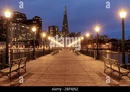 Abenddämmerung über Pier 7 am Embarcadero. Stockfoto