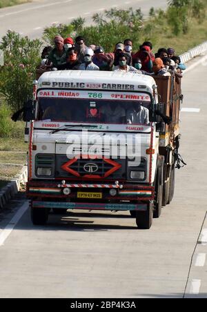 Indien. Mai 2020. Rewa (Madhya Pradesh): Migranten reisen mit Lastwagen an, um ihre Heimatdörfer in Uttar Pradesh während einer landesweiten Blockierung als vorbeugende Maßnahme gegen Coronavirus in Rewa in Madhya Pradesh am 17. Mai 2020 anzukommen. (Foto von Prabhat Kumar Verma/Pacific Press/Sipa USA) Quelle: SIPA USA/Alamy Live News Stockfoto