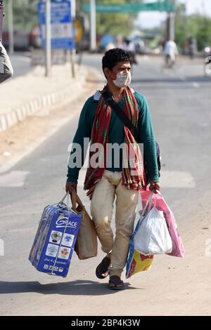 Indien. Mai 2020. Rewa (Madhya Pradesh): Migranten gehen am 17. Mai 2020 in Rewa in Madhya Pradesh zu ihren Heimatdörfern in Uttar Pradesh, während einer landesweiten Blockierung als Präventivmaßnahme gegen Coronavirus. (Foto von Prabhat Kumar Verma/Pacific Press/Sipa USA) Quelle: SIPA USA/Alamy Live News Stockfoto