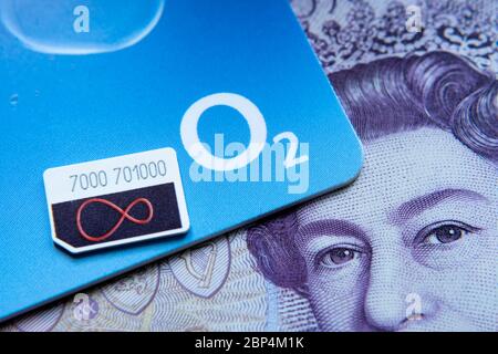 Stone / Großbritannien - Mai 17 2020: Virgin Media und O2 SIM-Karten mit Logo. Konzept für die Fusion der beiden Telekommunikationsunternehmen. Makrofoto. Stockfoto