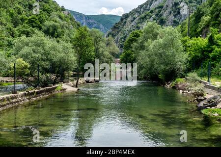 Treska Fluss im westlichen Teil von Nord-Mazedonien, ein rechter Nebenfluss zu Vardar, knapp unterhalb der Matka Schlucht Stockfoto